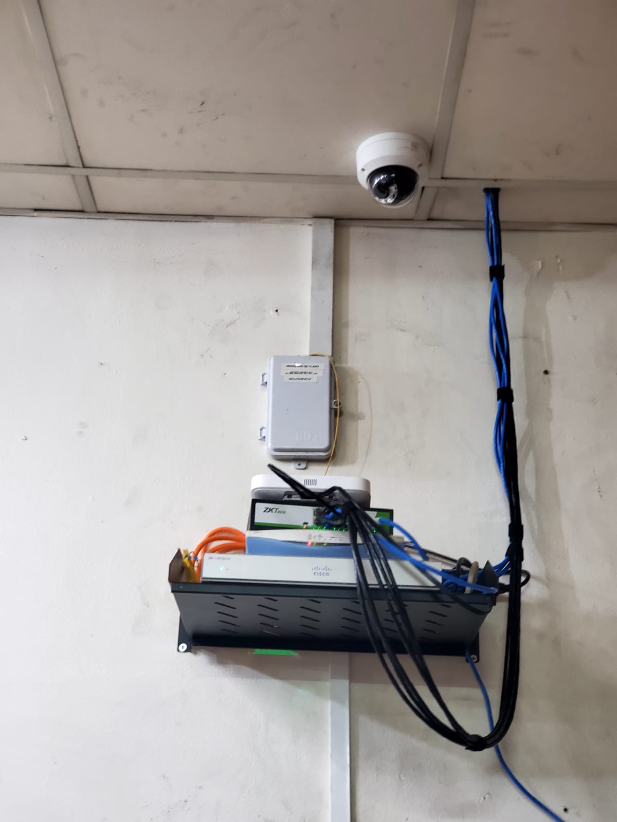 Equipos organizados en su nueva bandeja